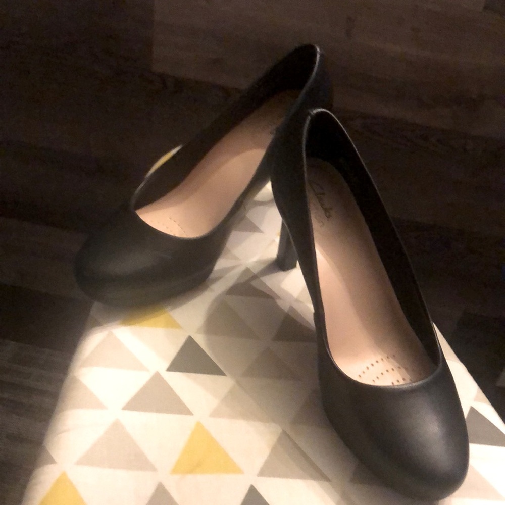Clark’s black pumps